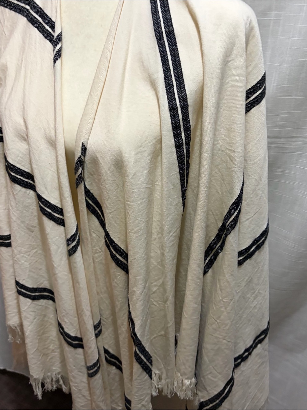 Eileen Fisher poncho/wrap/shawl - Picture 3 of 5